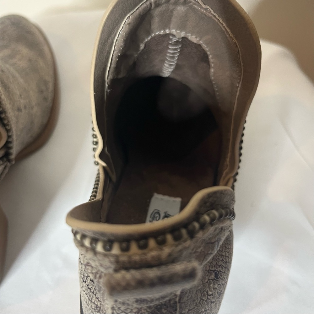 Very G Women’s Cream Snake Print Bead Trim Stacked Heel V-Cut Booties Sz 6.5 New - Picture 7 of 11